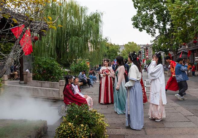▲许多游客会特地租汉服游走老门东。　图：Shutterstock／来源