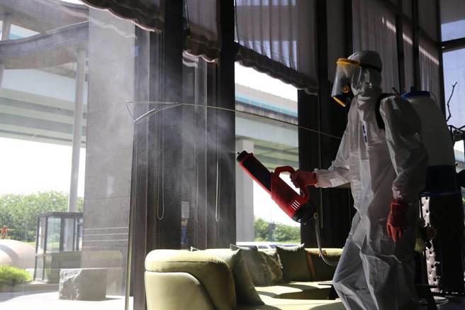 守護轄區　新北市議員陳明義自費消毒400社區大樓（陳明義服務處提供／戴上容新北傳真）