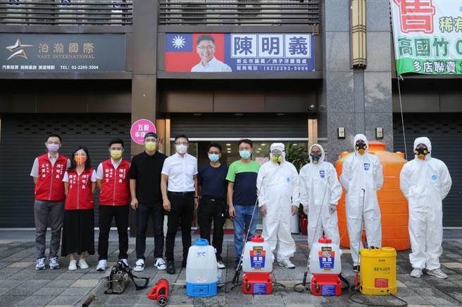 守護轄區　新北市議員陳明義自費消毒400社區大樓（陳明義服務處提供／戴上容新北傳真）
