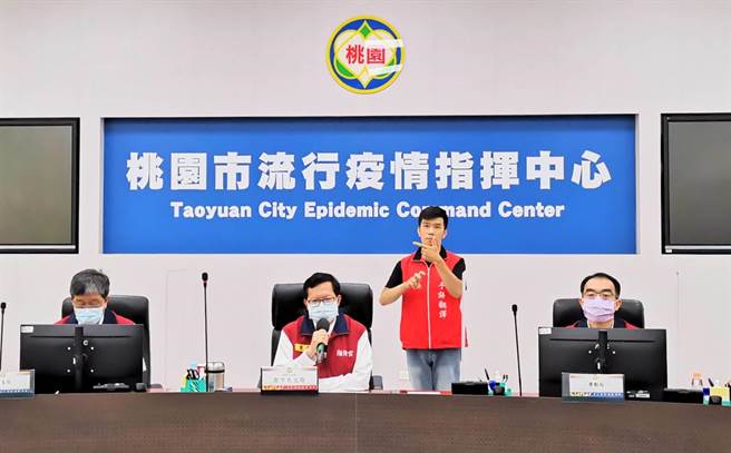 桃园市长郑文灿9日上午主持防疫会议。(桃园市政府提供／萧灵玺桃园传真)