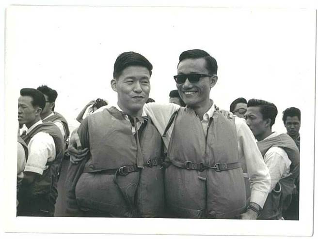 1966年5月，傅建中（左）与作者戴瑞明，在赴夏威夷的「威尔逊总统号」邮轮上留影。（戴瑞明提供）