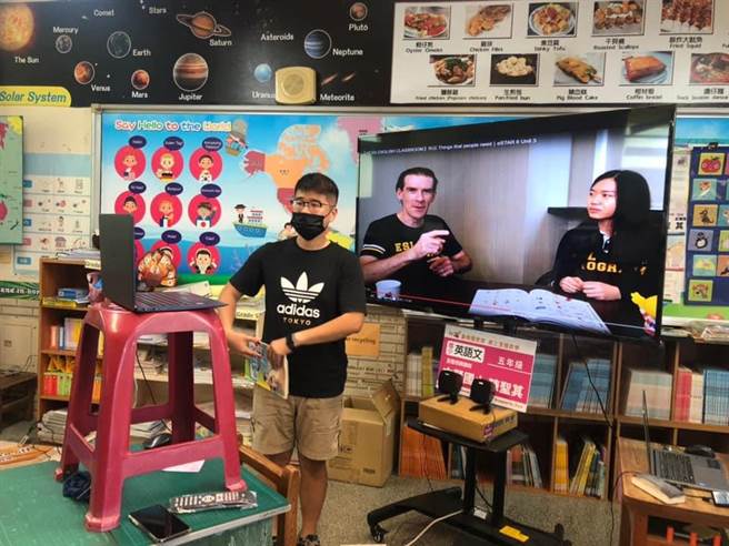 文贤国小老师陈圣其直播。(台南市教育局提供／曹婷婷台南传真)