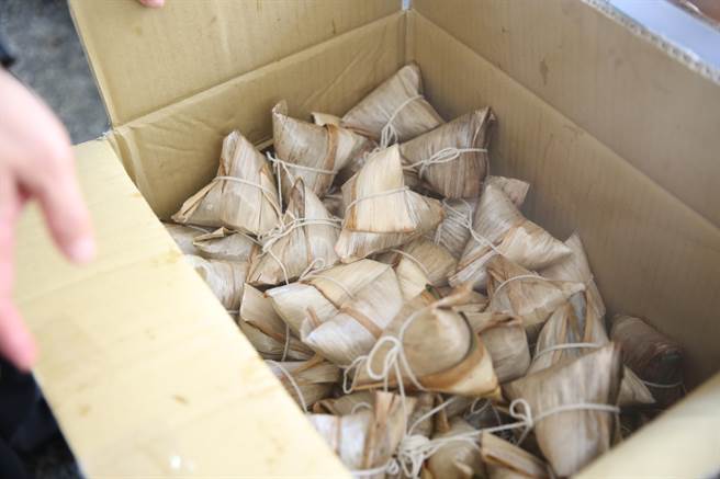 慈济志工赠送近1000颗粽子到花莲县荣民之家，在防疫期间藉由一份小心意，温暖每人的心。（慈济医院提供／罗亦晽花莲传真）