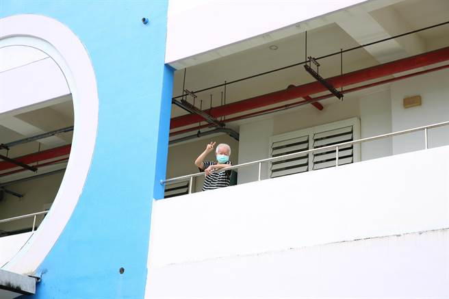 荣民伯伯得知志工前来送粽子祝贺佳节，在楼上热情地和志工打招呼，「谢谢你们，祝你们端午节快乐」。（慈济医院提供／罗亦晽花莲传真）