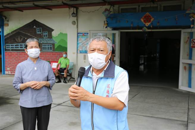 在志工送来粽子后，荣民之家主任方矩为了避免群聚，请长者们待在自己房间，用麦克风广播和大家分享喜悦。（慈济医院提供／罗亦晽花莲传真）