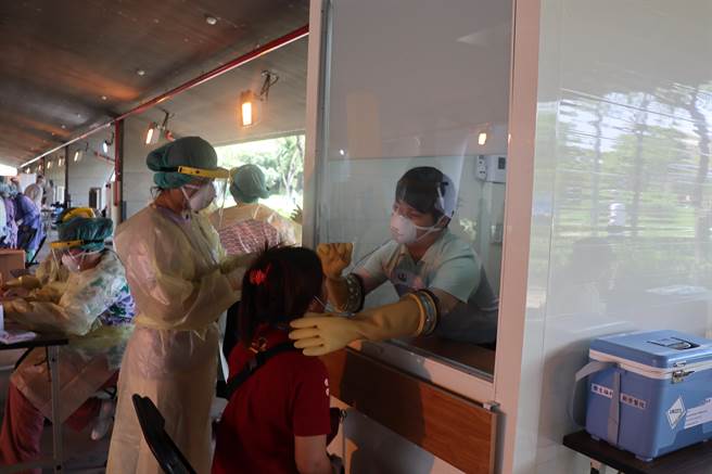 南科快筛站9日上午启用，由群创电子移工先进行快筛。（刘秀芬摄）