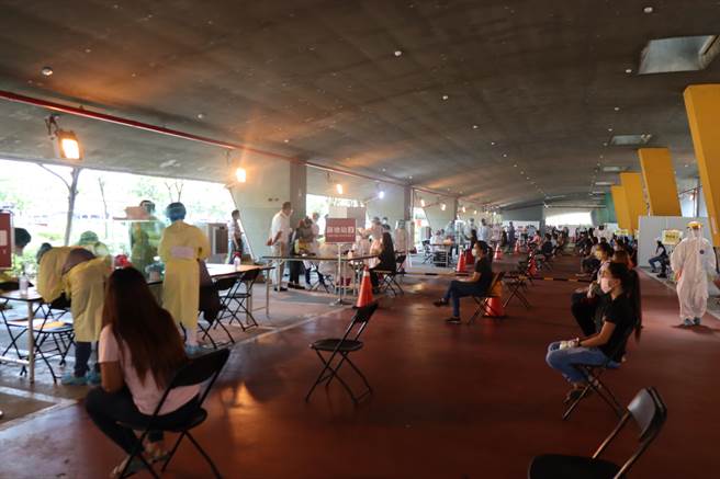 南科快筛站9日上午启用，由群创电子移工先进行快筛。（刘秀芬摄）