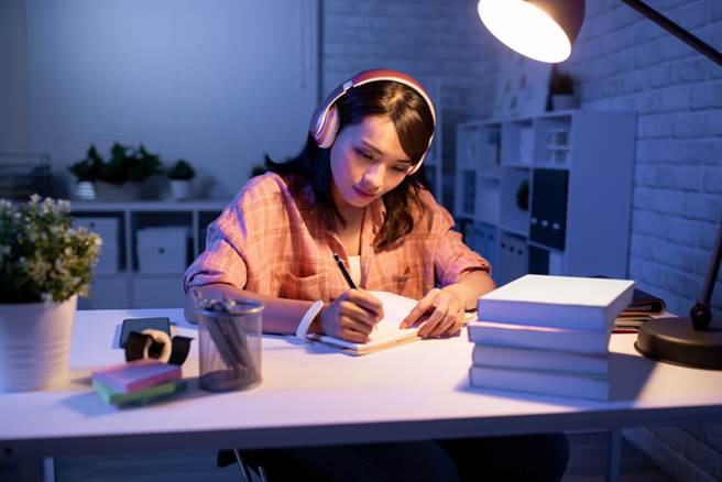 运势命理网站分享，选择和摆放台灯时，都有一定风水讲究。（示意图／shutterstock）