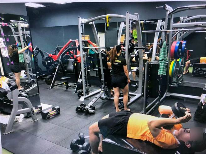 警方8日在某私人訓練處所內，當場查獲梁姓男子等4男2女共6人群聚且未戴口罩，依違反傳染病防治法函送市府權責機關裁罰。（警方提供）