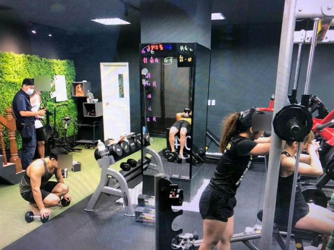 警方8日在某私人訓練處所內，當場查獲梁姓男子等4男2女共6人群聚且未戴口罩，依違反傳染病防治法函送市府權責機關裁罰。（警方提供）