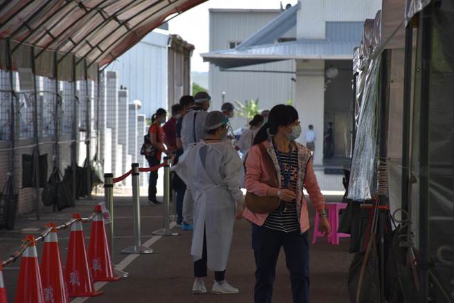 智邦科技竹南厂9日上完成最后237名员工快筛。（谢明俊摄）