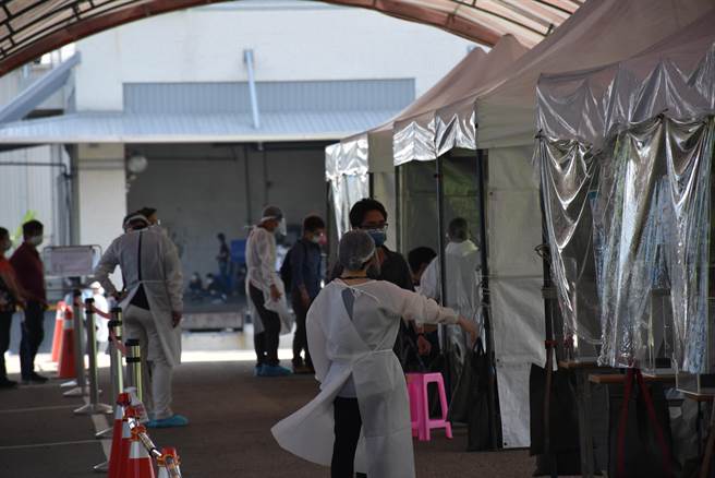 智邦科技竹南厂将从9日下午继续对全体快筛阴性员工实施预防性PCR检测。（谢明俊摄）