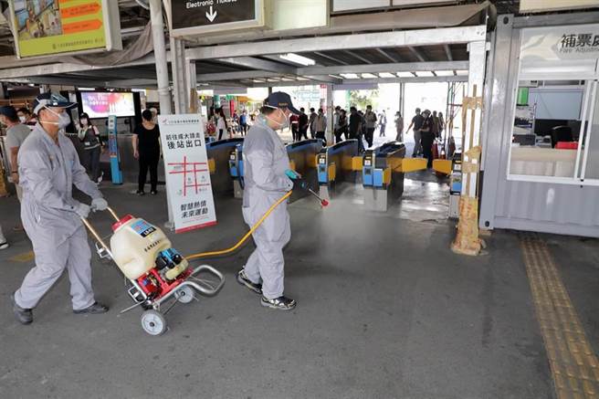 图为先前台南市政府环保局前往台南车站进行消毒作业。（资料照）