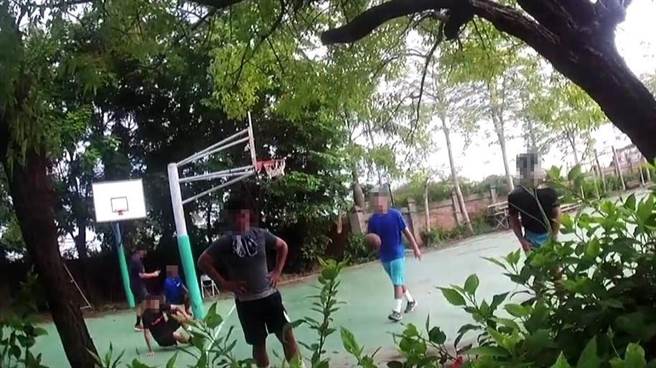 一群大学生日前因为无聊，相约打篮球，但眾人都没戴口罩。（翻摄照片／林瑞益高雄传真）