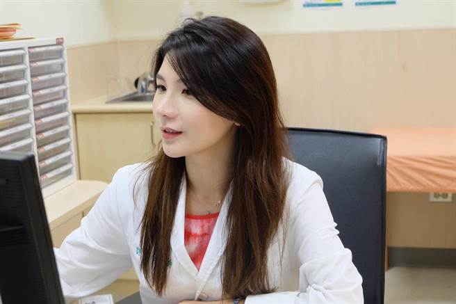 辅大医院家医科许书华使用林志玲捐赠的正压检疫亭，待了一个上午都不会出大汗。（图／FB@许书华医师 陪妳写日记）