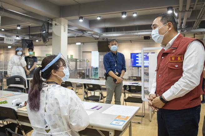新北市长侯友宜今视察鸿海精密股份有限公司快筛情况，他表示，新北有1073家百人以上企业，其中有25％企业、将近8.3万人座落在热区。（新北市政府提供）