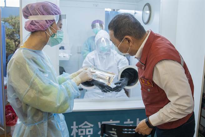 新北市长侯友宜今视察鸿海精密股份有限公司快筛情况，他表示，新北有1073家百人以上企业，其中有25％企业、将近8.3万人座落在热区。（新北市政府提供）