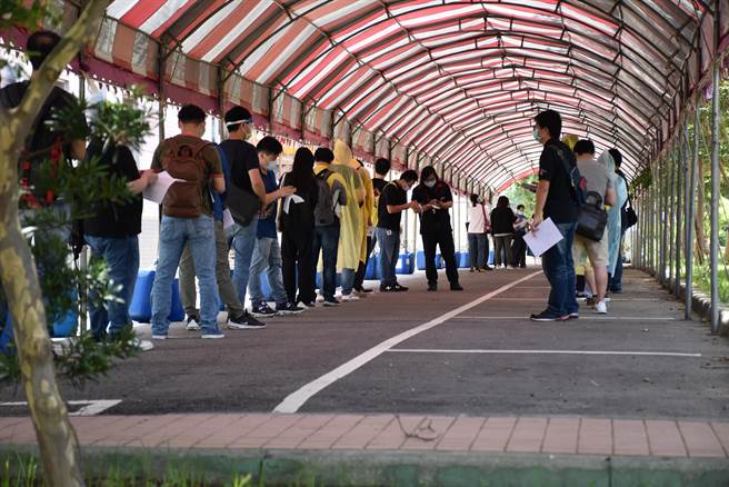 位在竹南科学园区内京鼎精密科技公司9日上午对全体员工展开快筛。（谢明俊摄）