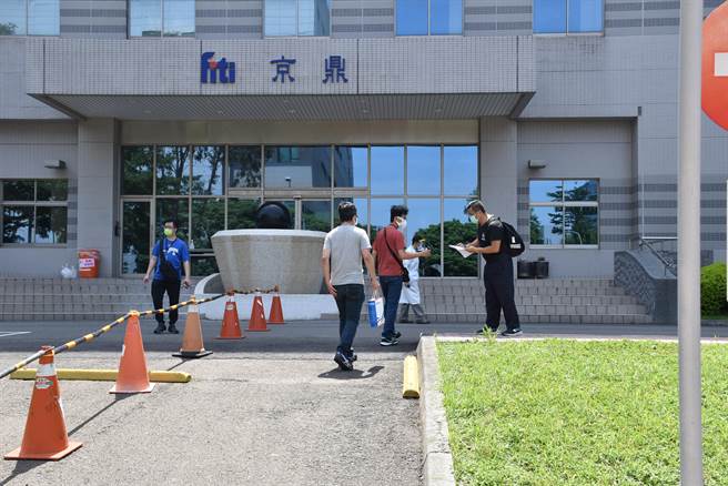 位在竹南科学园区内京鼎精密科技公司9日上午对全体员工展开快筛。（谢明俊摄）