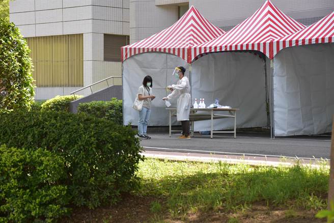 位在竹南科学园区内京鼎精密科技公司9日上午对全体员工展开快筛。（谢明俊摄）