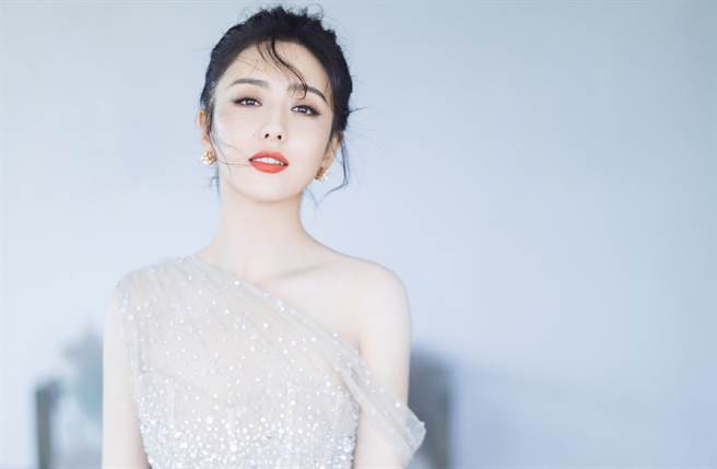 佟丽娅被认为美貌不输章子怡。(翻摄自Hello佟丽娅微博)