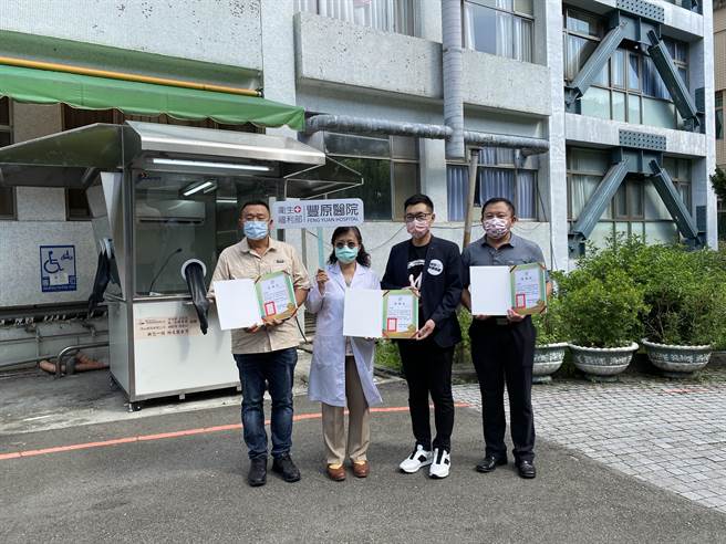 国民党主席也是立委江启臣号召企业捐赠工研院开发的「正压检疫亭」给卫服部丰原医院。（丰原医院提供／王文吉台中传真）