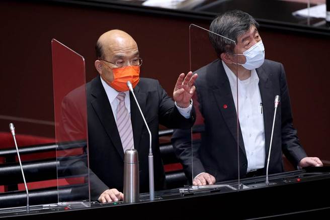 行政院长苏贞昌（左）、卫福部长陈时中（右）9日在立法院备询。（黄世麒摄）
