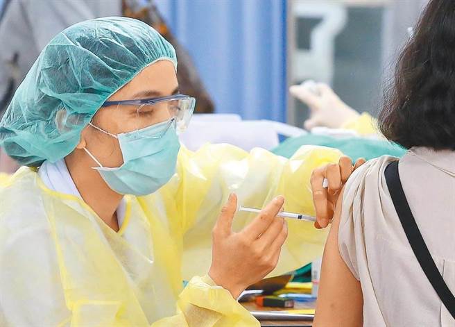 施打疫苗年轻人没份 民进党：这是专业问题。（示意图/资料照）