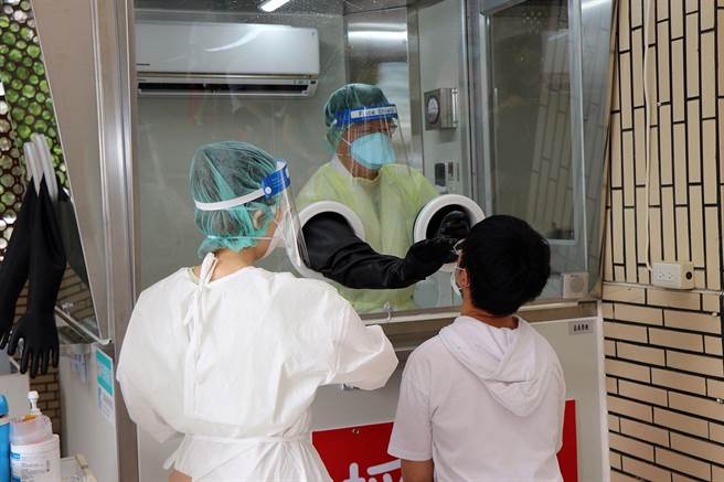 嘉义市启动热区返乡学子到中荣嘉义分院免费採检，今天有学子陆续受检。（廖素慧摄）