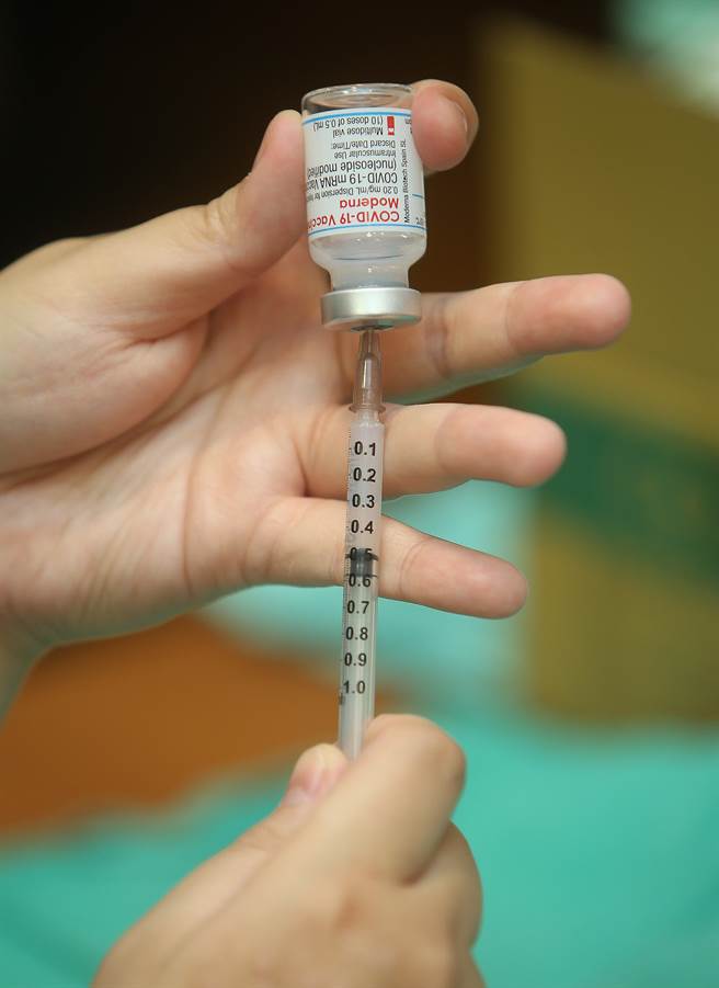 国内疫情严峻，随着疫苗陆续到货，9日起7万剂莫德纳疫苗开始施打。 （陈怡诚摄）