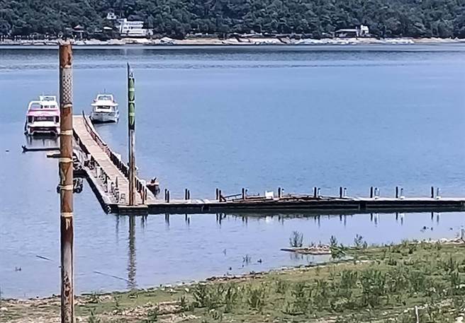 近期日月潭水位回升，加上端午節連假將至，目前唯一還開放的伊達邵碼頭附近居民，擔心遊客群聚來看水位回升，恐成防疫破口，建議將碼頭封閉。（南投縣渡船遊艇商業同業公會提供／黃國峰南投傳真）