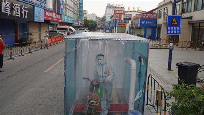 廣州白鶴洞6天新增感染30例，封閉管理普篩仍新增　專家釋疑。圖為6月2日廣州荔灣區白鶴洞街海南村，由於該地區調整為高風險，防疫人員進出需要消毒。（人民視覺）