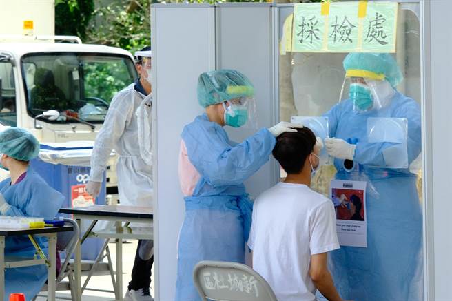 新竹县快筛部队在宝山乡新丰宫为民眾做免费快筛。（罗浚滨摄）