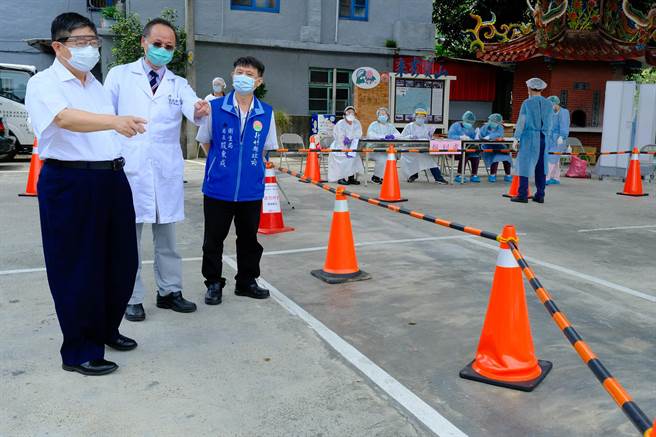 县长杨文科（左）到宝山乡新丰宫视察，确保快筛站安排好动线规画。（罗浚滨摄）