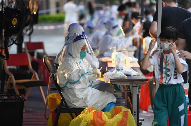 广州市9日召开疫情防控新闻发布会，会上指出，截至8日，本轮疫情广州市累计报告115例境内感染者，确诊病例106例、无症状感染者9例，并出现最小年龄的感染者，为一名仅4岁的孩童。（新华社）