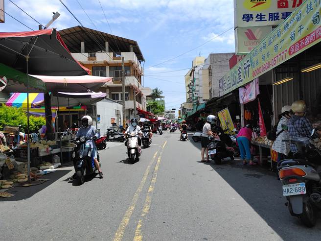 其中连接第一市场与华成市场短800公尺的博爱路，挤满超过300流动摊商，有合格承租摊位的摊商就表示，希望公所趁这一次将这些流动摊一网打尽，还给民眾一条安全的街道与乾净的市容。(吴建辉摄)