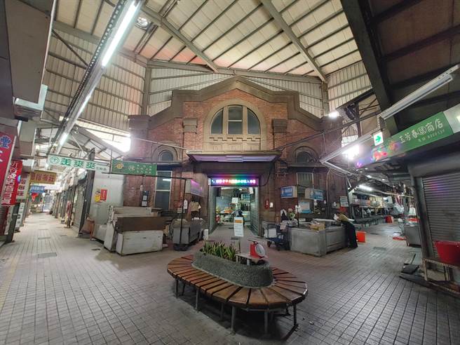 公所强调，之前就有请公所同仁到市场逐一通知并协助条码申请，摊商的意见所方都有听到，呼吁所有流动摊商进到市场内承租，公有市场摊位租金都比罚单便宜。(吴建辉摄)