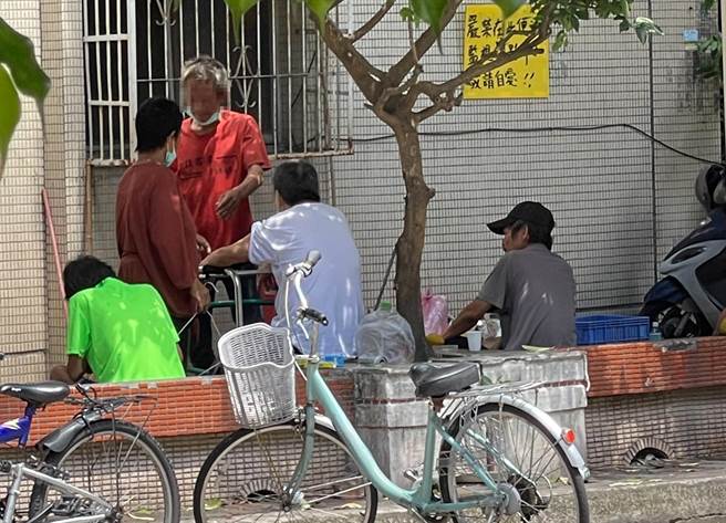 台中市四处可见游民到处趴趴走，万一染疫恐成传染源？市议员李中9日建议市政府及中央政府，应让游民（街友）优先施打，避免防疫工作出现「破口」。（民眾提供）