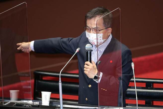 國民黨立委賴士葆要求衛福部長陳時中下台負責，更指陳質詢時打瞌睡「沒有人會同情你」。（黃世麒攝）
