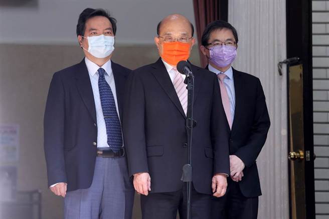 行政院长苏贞昌（中）9日在立法院受访，秘书长李孟谚（右）、发言人罗秉成（左）陪同。（黄世麒摄）