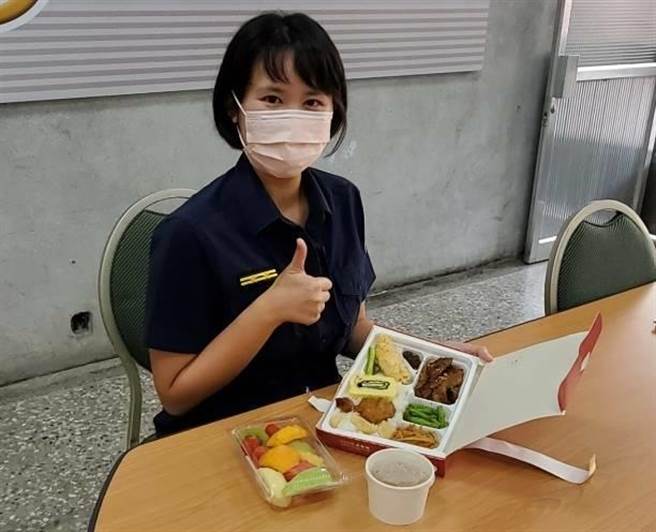 署长陈家钦体谅员警近期对抗疫情辛劳，9日慰劳菜色丰富的便当。（台东县警局提供／蔡旻妤台东传真） 
