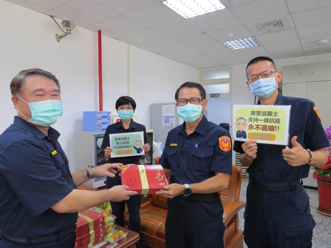 署长陈家钦体谅员警近期对抗疫情辛劳，9日慰劳菜色丰富的便当。（台东县警局提供／蔡旻妤台东传真） 