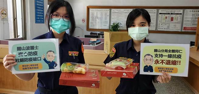 署长陈家钦体谅员警近期对抗疫情辛劳，9日慰劳菜色丰富的便当。（台东县警局提供／蔡旻妤台东传真） 