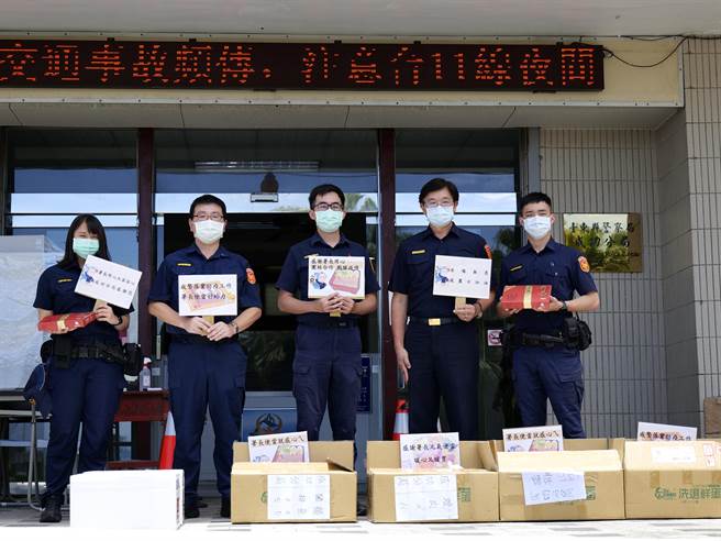 署长陈家钦体谅员警近期对抗疫情辛劳，9日慰劳菜色丰富的便当。（台东县警局提供／蔡旻妤台东传真）