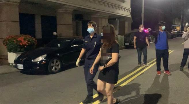 全台防疫三级警戒延长，各高风险营业场所配合防疫规定仍须禁止营业，高市1家养生馆竟明关暗开，辖区新兴分局获报，埋伏惊见该店晚上都有人进出，昨夜突袭稽查，果真逮获一对男女从事性交易，除了依法断水断电，也将负责人等送办。(翻摄照片／刘宥廷高雄传真)