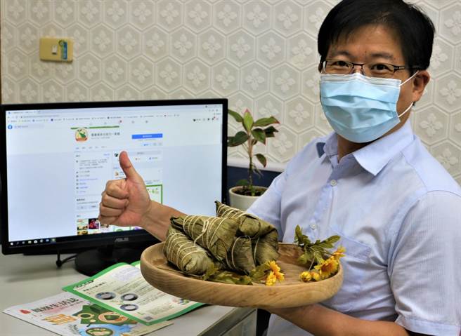 劳动部云嘉南分署长刘邦栋鼓励民眾在家选购「好时光线上市集」多元产品。（劳动部云嘉南分署提供／刘秀芬台南传真）