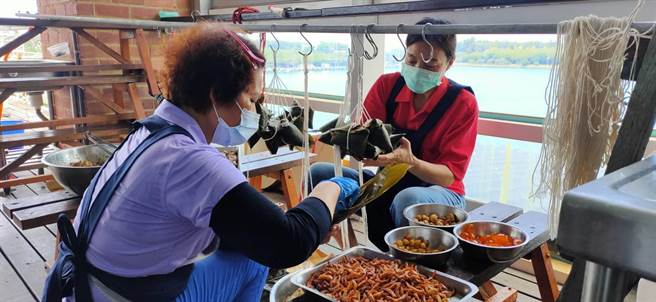 马沙沟社区妈妈制作火烧虾粽。（劳动部云嘉南分署提供／刘秀芬台南传真）