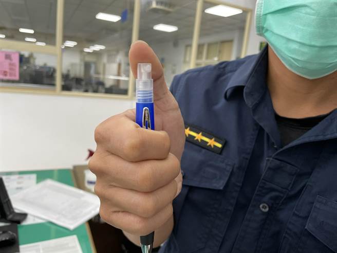 文具行助防疫送警防疫原子笔还能喷出酒精。（警方提供／吕筱蝉桃园传真）