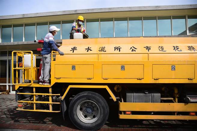 中华纸浆花莲厂免费提供次氯酸钠水，供花莲市民眾取用，市公所设11据点取水站。（花莲市公所提供／王志伟花莲传真）