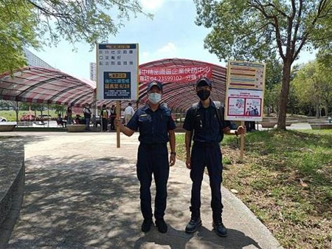员警为了强化民眾的防疫观念，持宣导看板宣传。（警方提供）